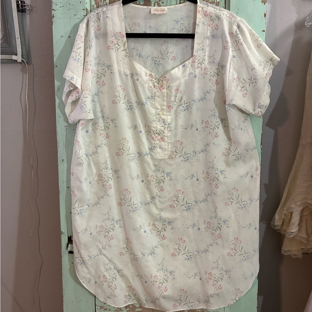 Women’s vintage Barbizon white floral nightgown